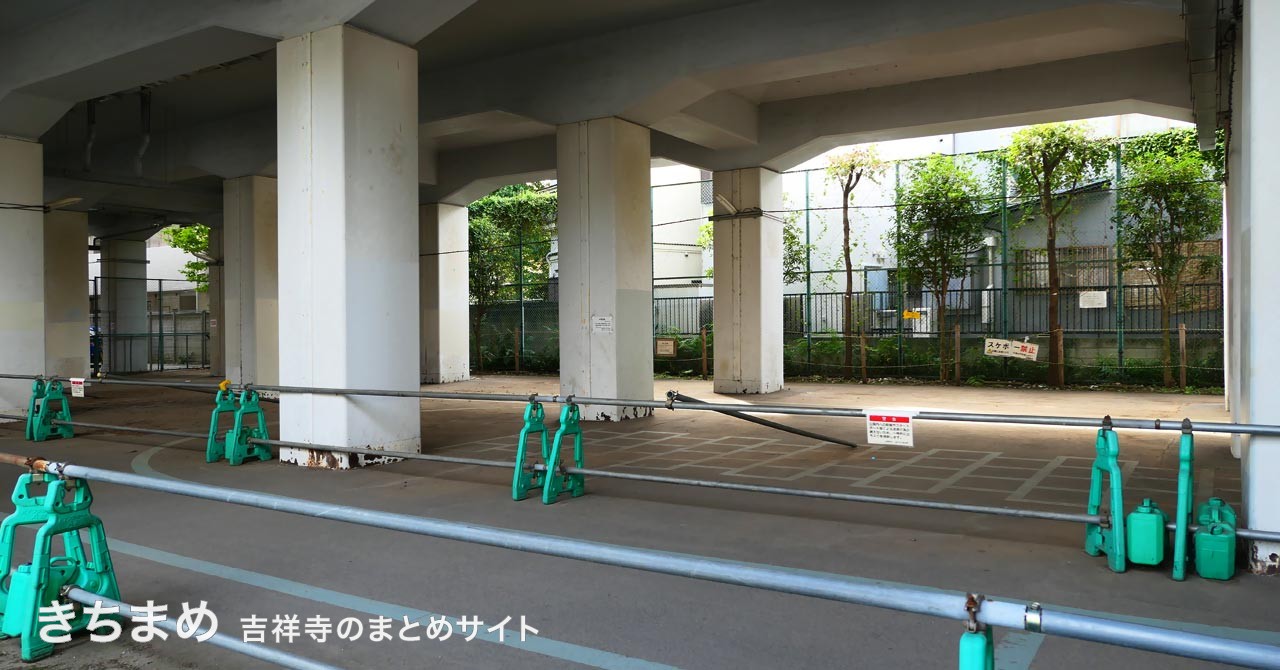中央高架下公園のトラック